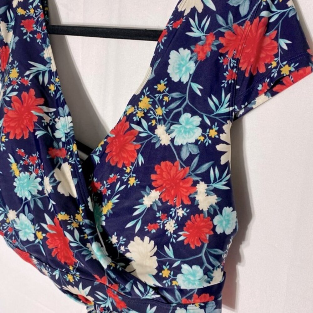 5/$25 Old Navy Navy Blue Red Floral Print Wrap Bikini Top Swim Top 2XL - Picture 8 of 11
